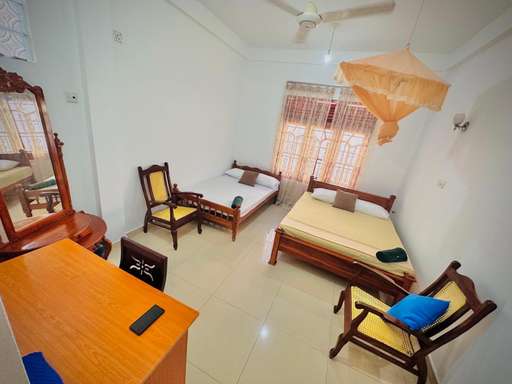 Golden Town Hotel Тангалла Экстерьер фото