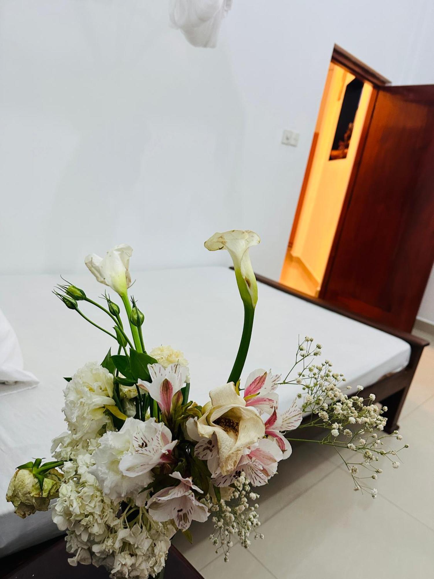 Golden Town Hotel Тангалла Экстерьер фото